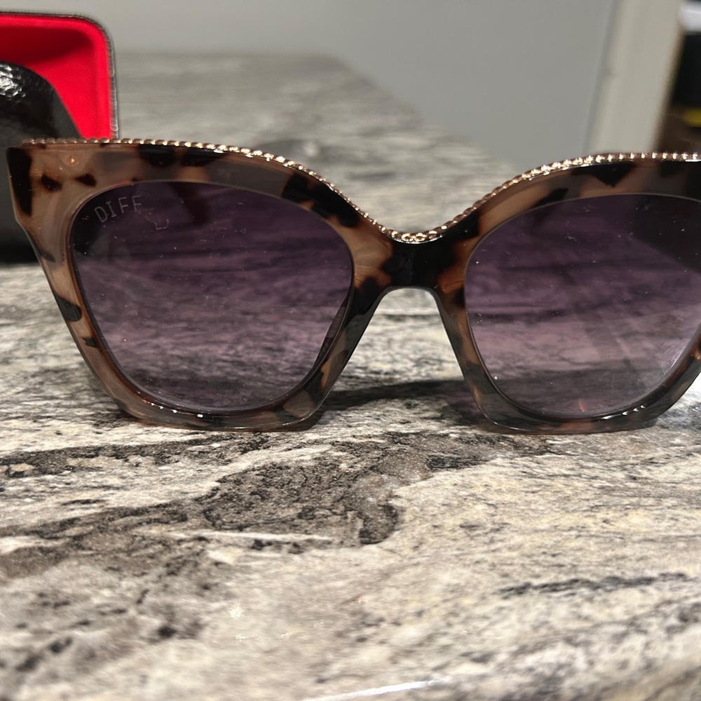 Diff Eyewear Brown and Black Sunglasses with Tortoiseshell Design - Picture 3 of 15